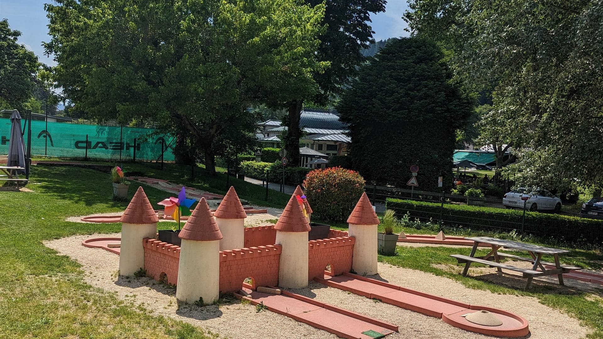 Vue du parc d'Uriage Loisirs avec les activites familiales en plein air