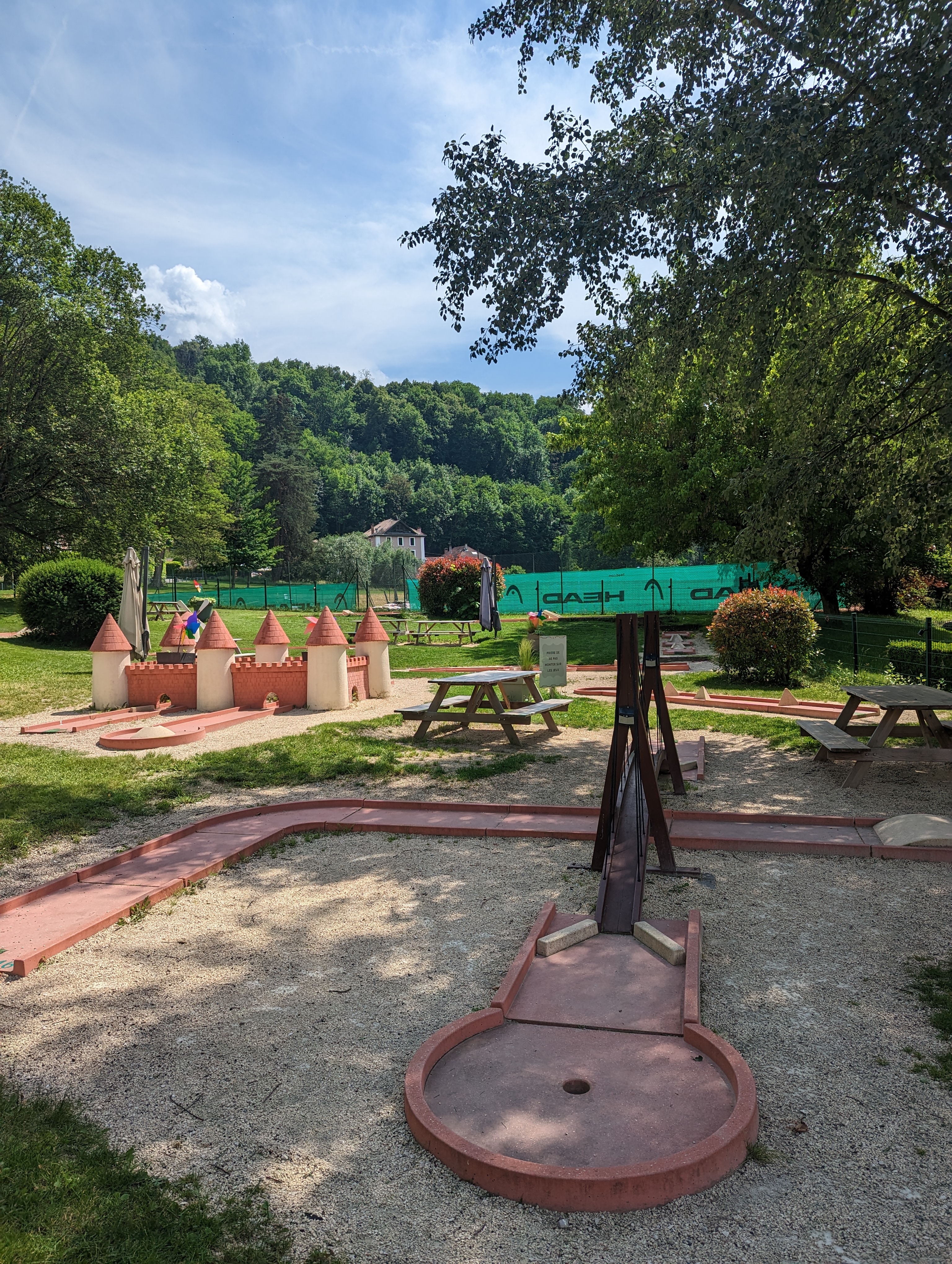 Parcours de mini-golf d'Uriage Loisirs dans le parc